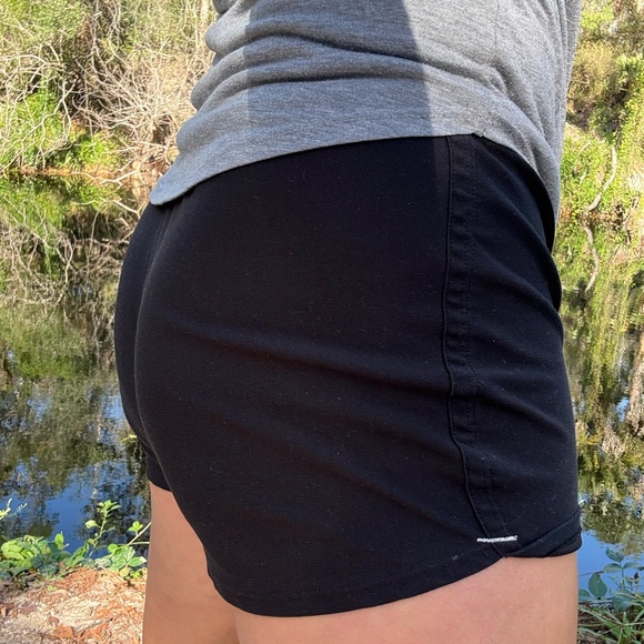 Well Worn WARM Under Armour Women's Workout Black Shorts - Picture 10 of 11